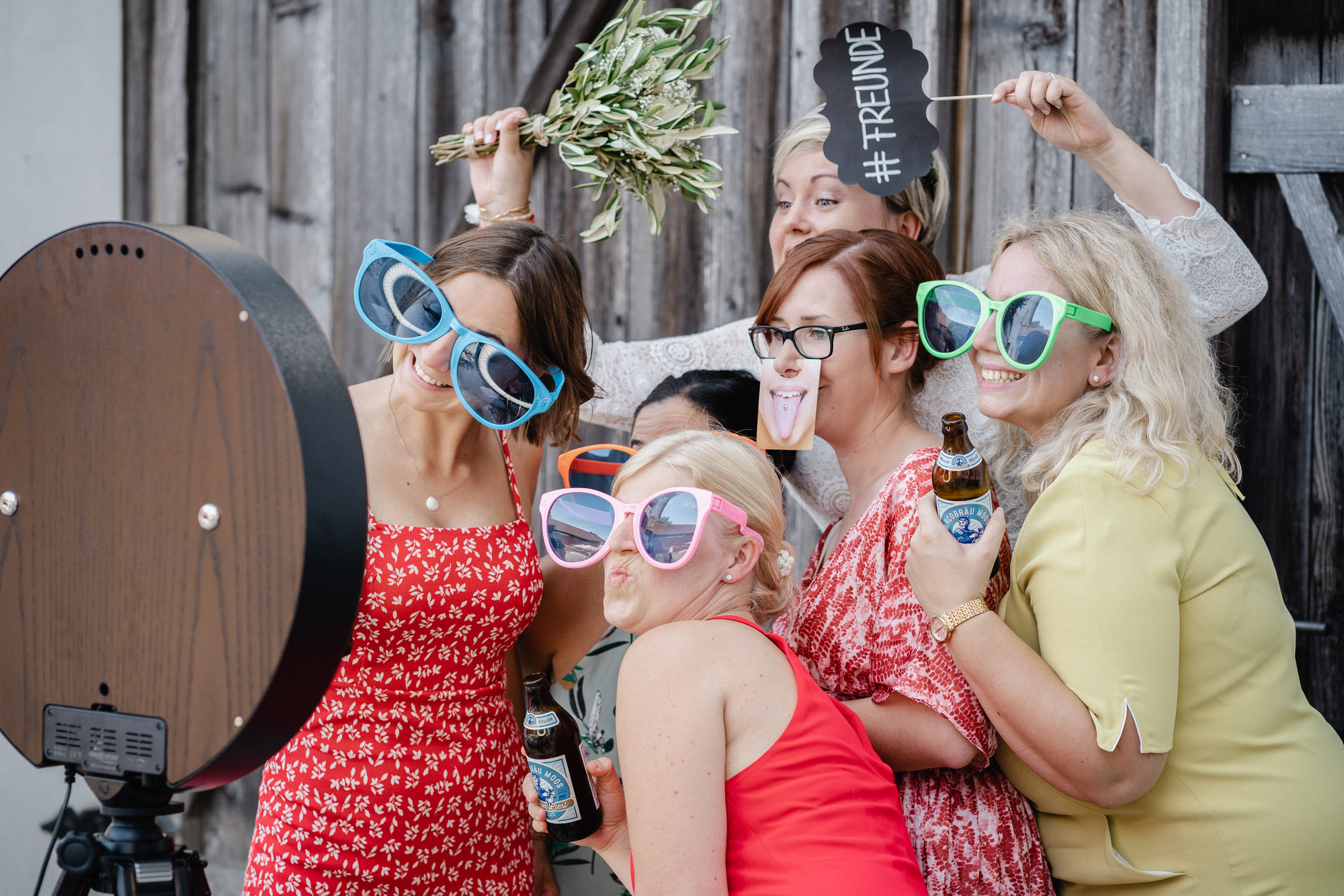 Hochzeitsgäste posieren vor der GIFMeMotion-Fotobox
