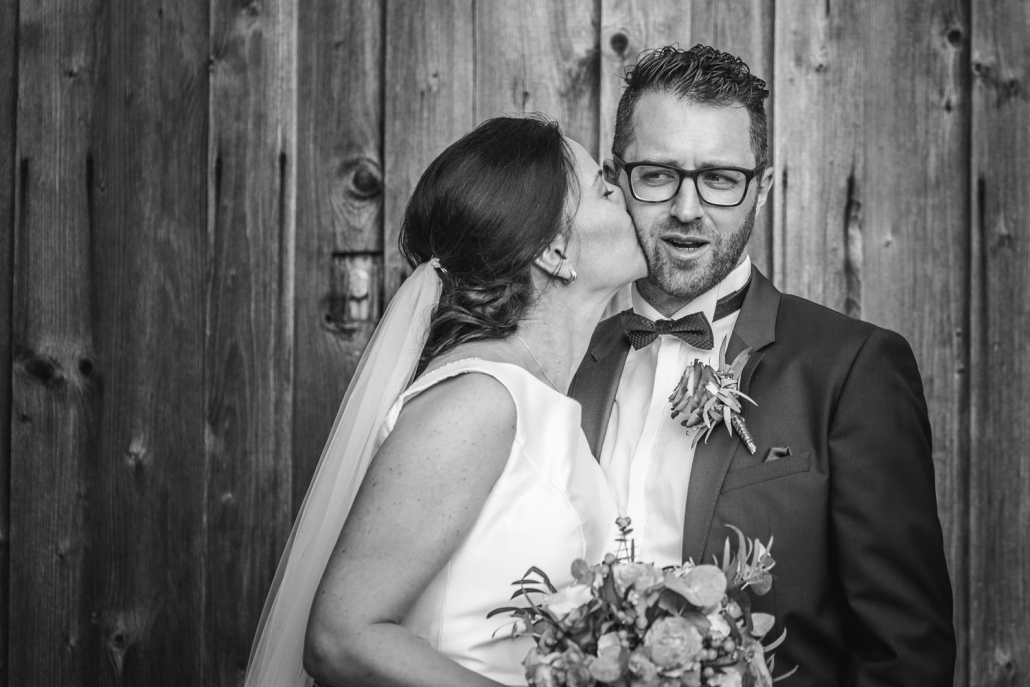 Freie Trauung auf Gut Acieht, Paarshooting, Braut küsst den Bräutigam