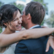 Hochzeit in Deggendorf, Paarshooting, Braut umarmt den bräutigam und lacht dabei