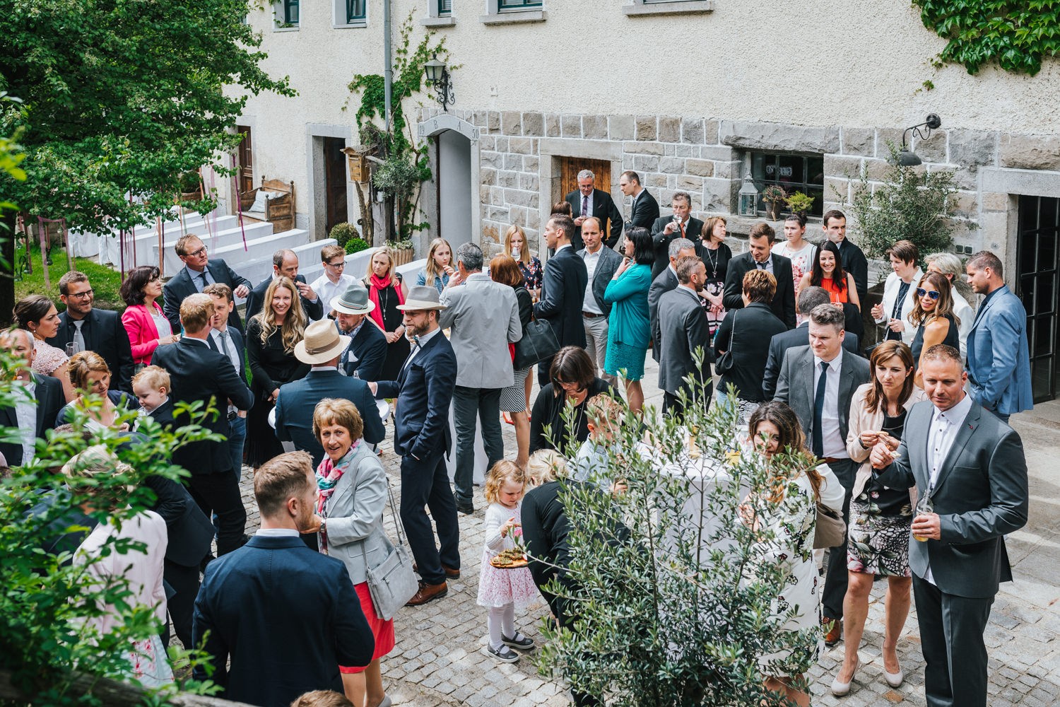 freie Trauung auf Gut Aichet, die Gäste im Innenhof