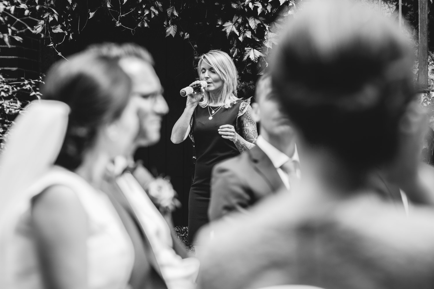 freie Trauung auf Gut Aichet, die Sängerin singt schöne Lieder