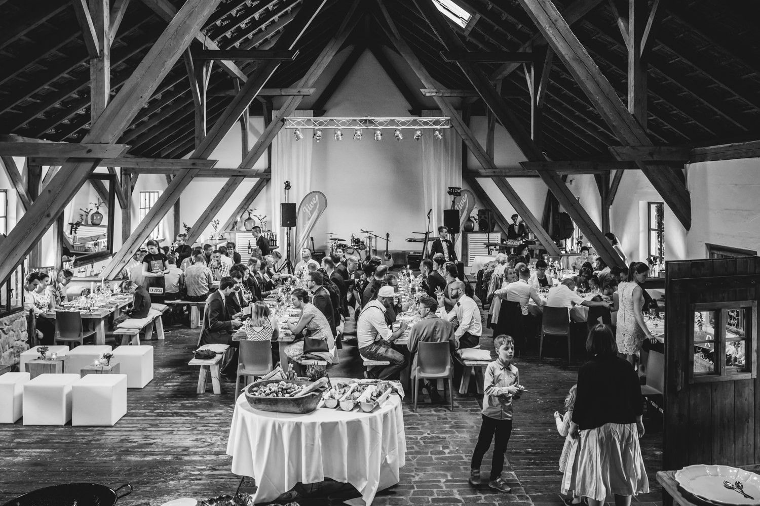freie Trauung auf Gut Aichet, die Gäste sind im Gutsstadl eingezogen