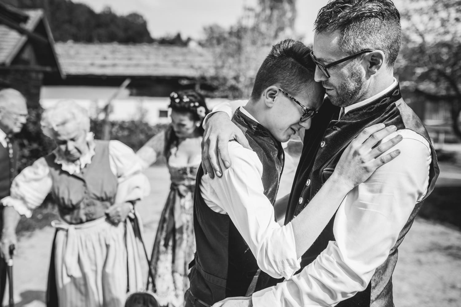 Hochzeit im Museumsdorf Tittling, den Sohn überwältigen seine Gefühle bei der Gratulation