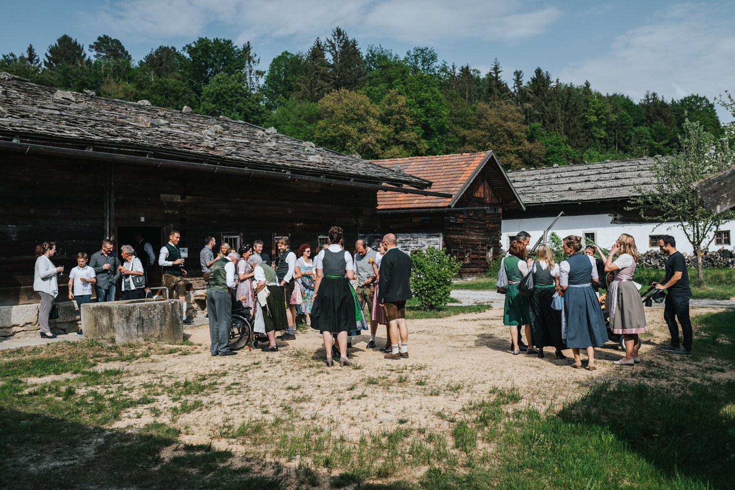 Hochzeit im Museumsdorf Tittling, die Gäste stehen vorm Standesamt