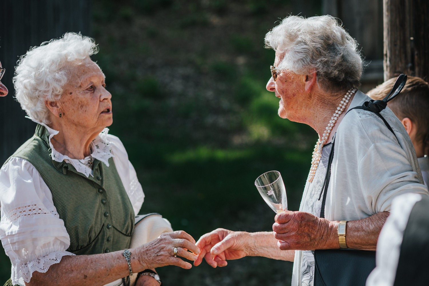 Hochzeit im Museumsdorf Tittling, die Großmütter unterhalten sich