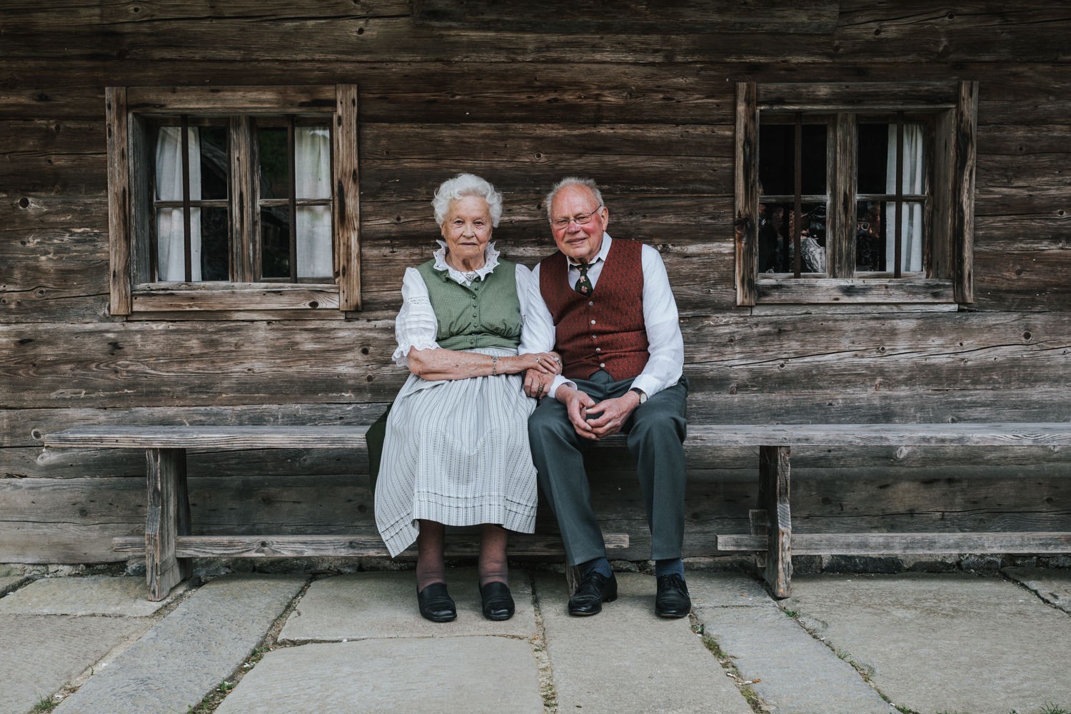 Hochzeit im Museumsdorf Tittling, die Großeltern sitzen beisammen