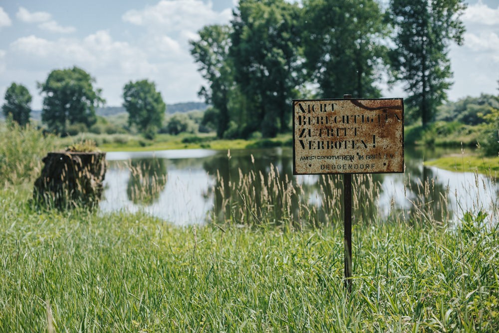 Hochzeit in Deggendorf, Paarshooting, Verbotsschild am See