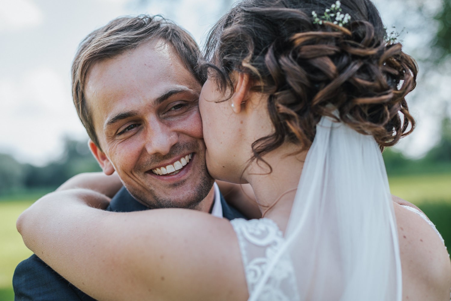 Hochzeit in Deggendorf, Paarshooting am Donauufer, Braut küsst den Bräutigam