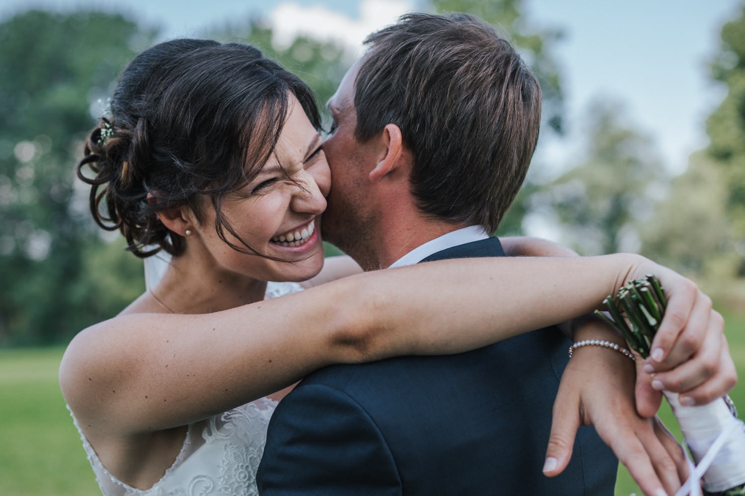 Hochzeit in Osterhofen, Paarshooting am Donauufer, Braut lacht vom ganzen Herzen