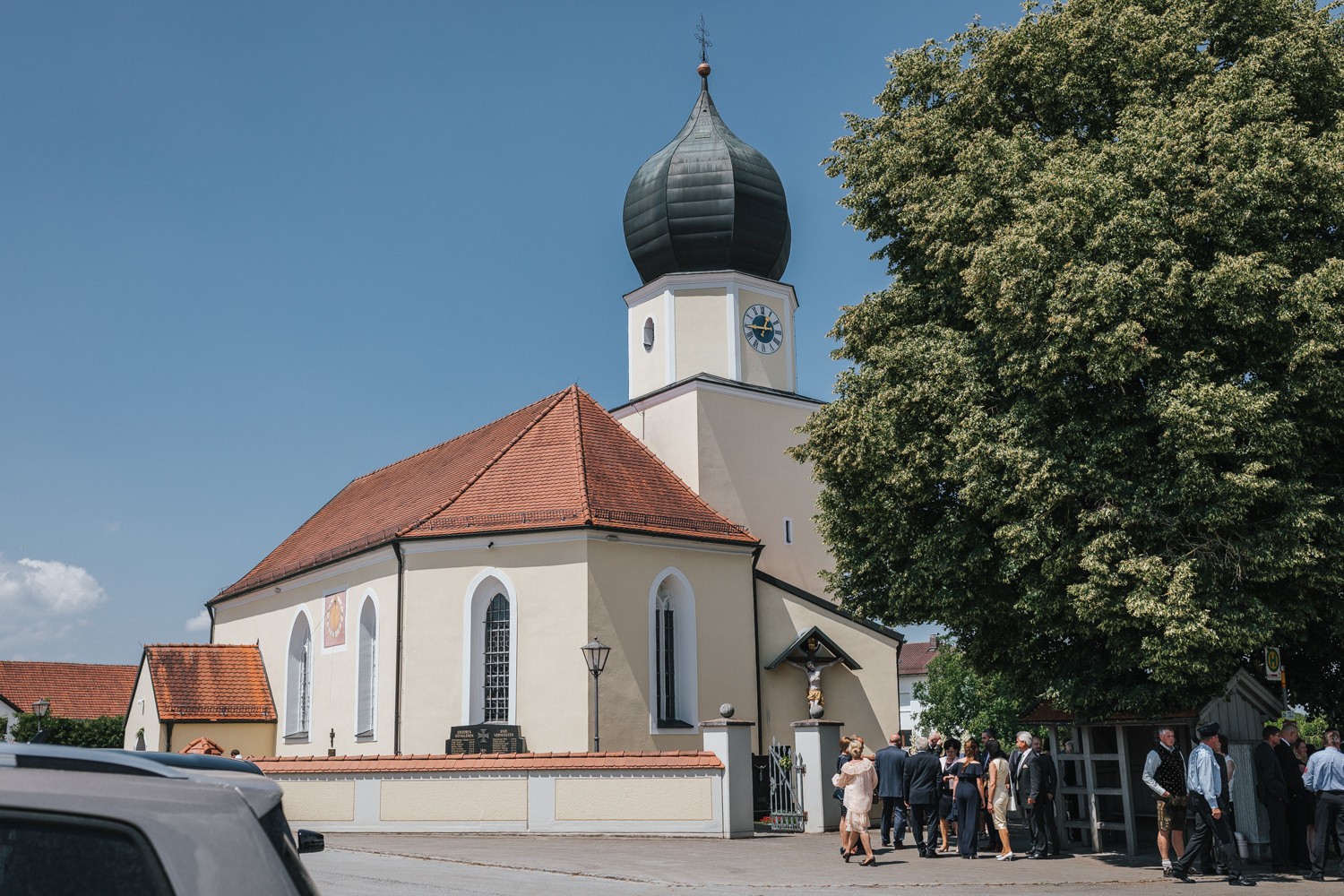 Hochzeit in Osterhofen, kirchliche Trauung in Arbing, die Kriche und die Gäste