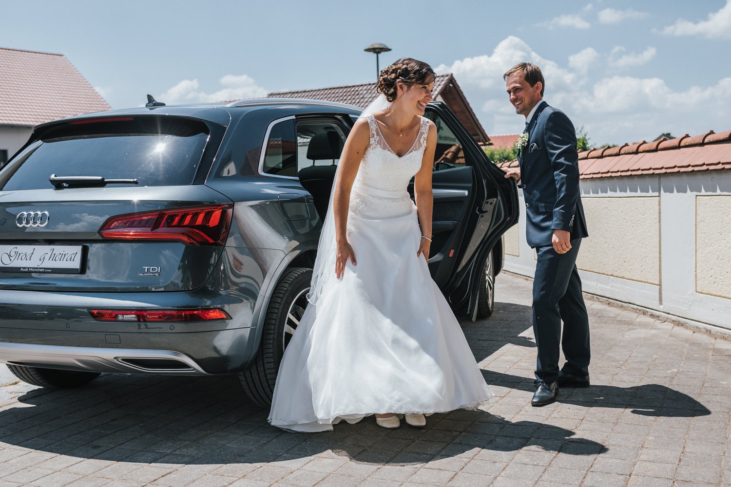 Hochzeit in Osterhofen, kirchliche Trauung in Arbing, das Brautpaar kommt an