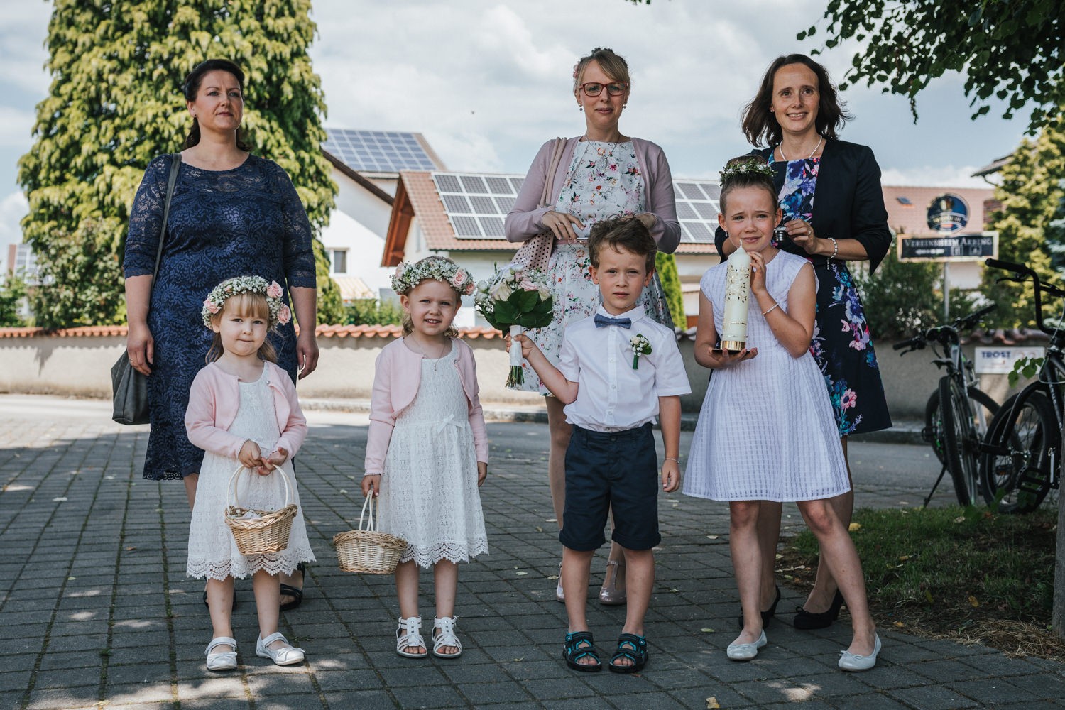 Hochzeit in Osterhofen, kirchliche Trauung in Arbing, die Blumenknder warten auf das Brautpaar