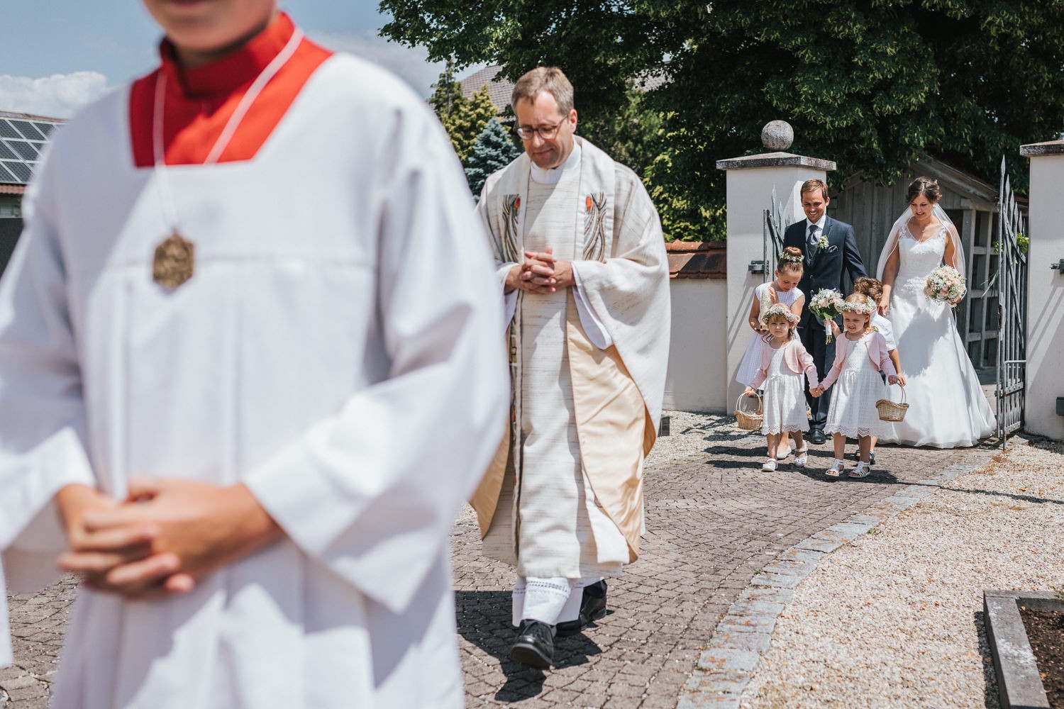 Hochzeit in Osterhofen, kirchliche Trauung in Arbing, Einzug des Brautpaares