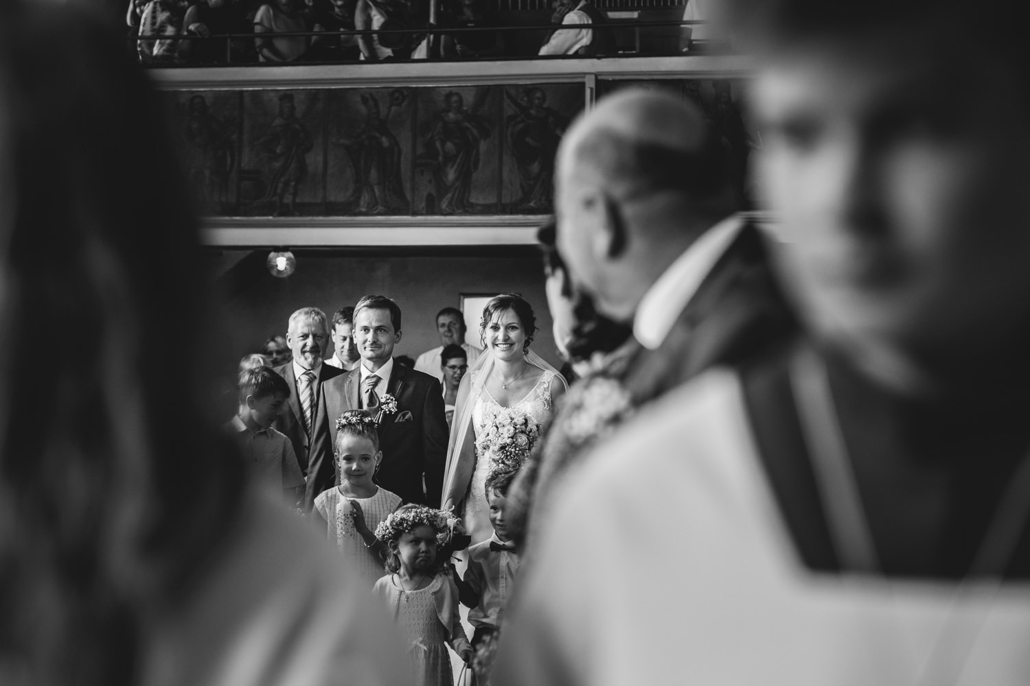 Hochzeit in Osterhofen, kirchliche Trauung in Arbing, das Brautpaar kommt in der Kirche an