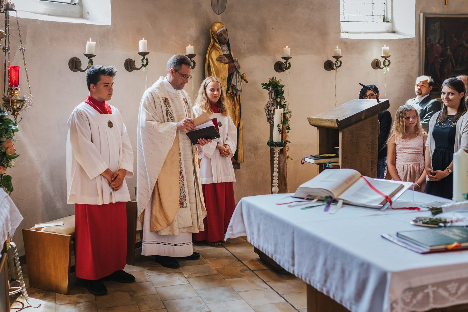 Hochzeit in Osterhofen, kirchliche Trauung in Arbing, der Pfarrer und die Ministranten