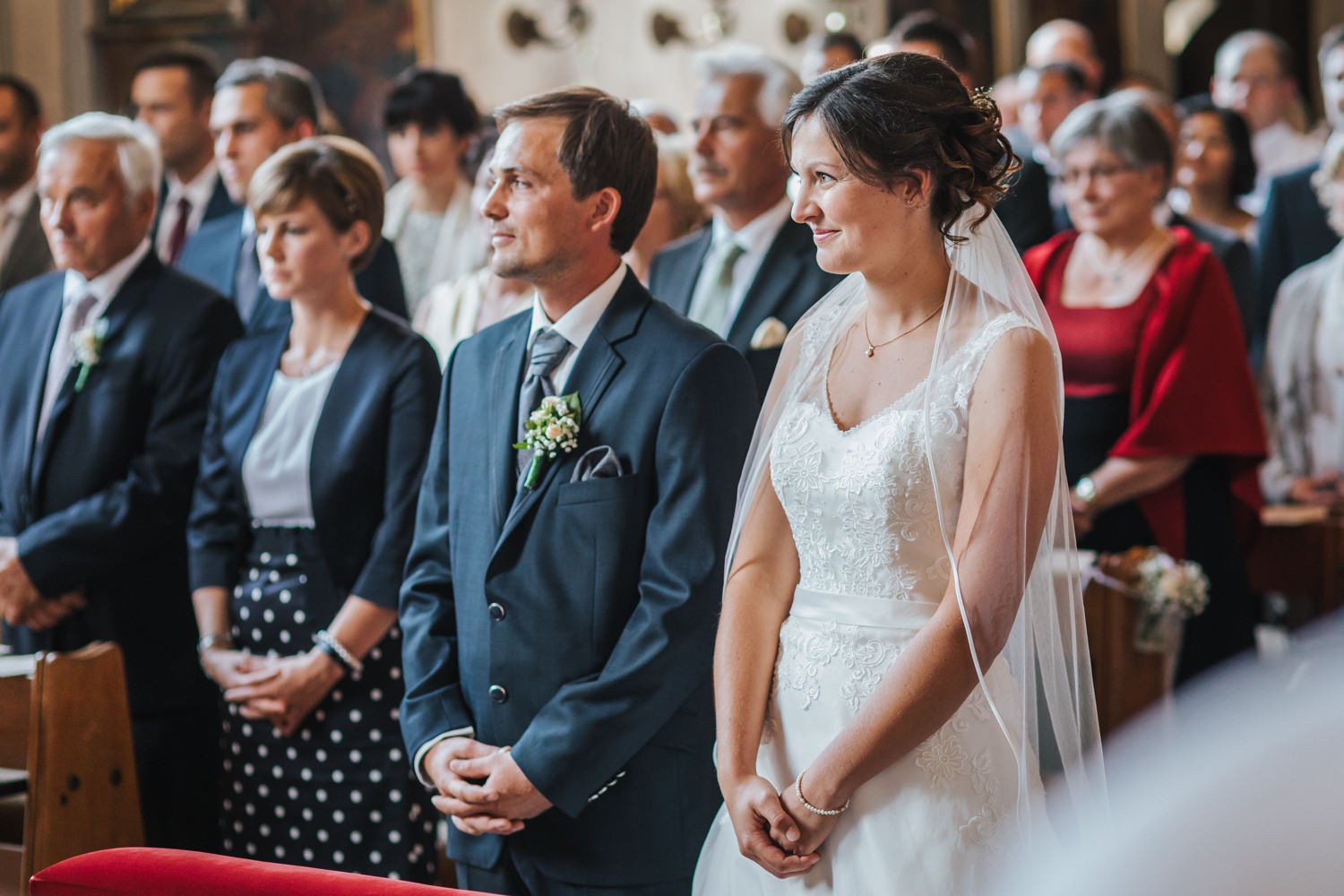 Hochzeit in Osterhofen, kirchliche Trauung in Arbing, die Braut lächelt während der Rede des Pfarrers