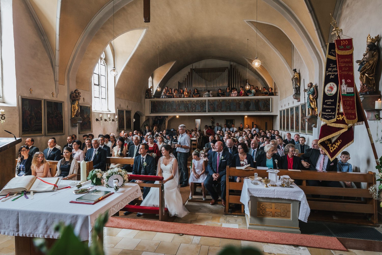 Hochzeit in Osterhofen, kirchliche Trauung in Arbing, Innenansicht der Kirche