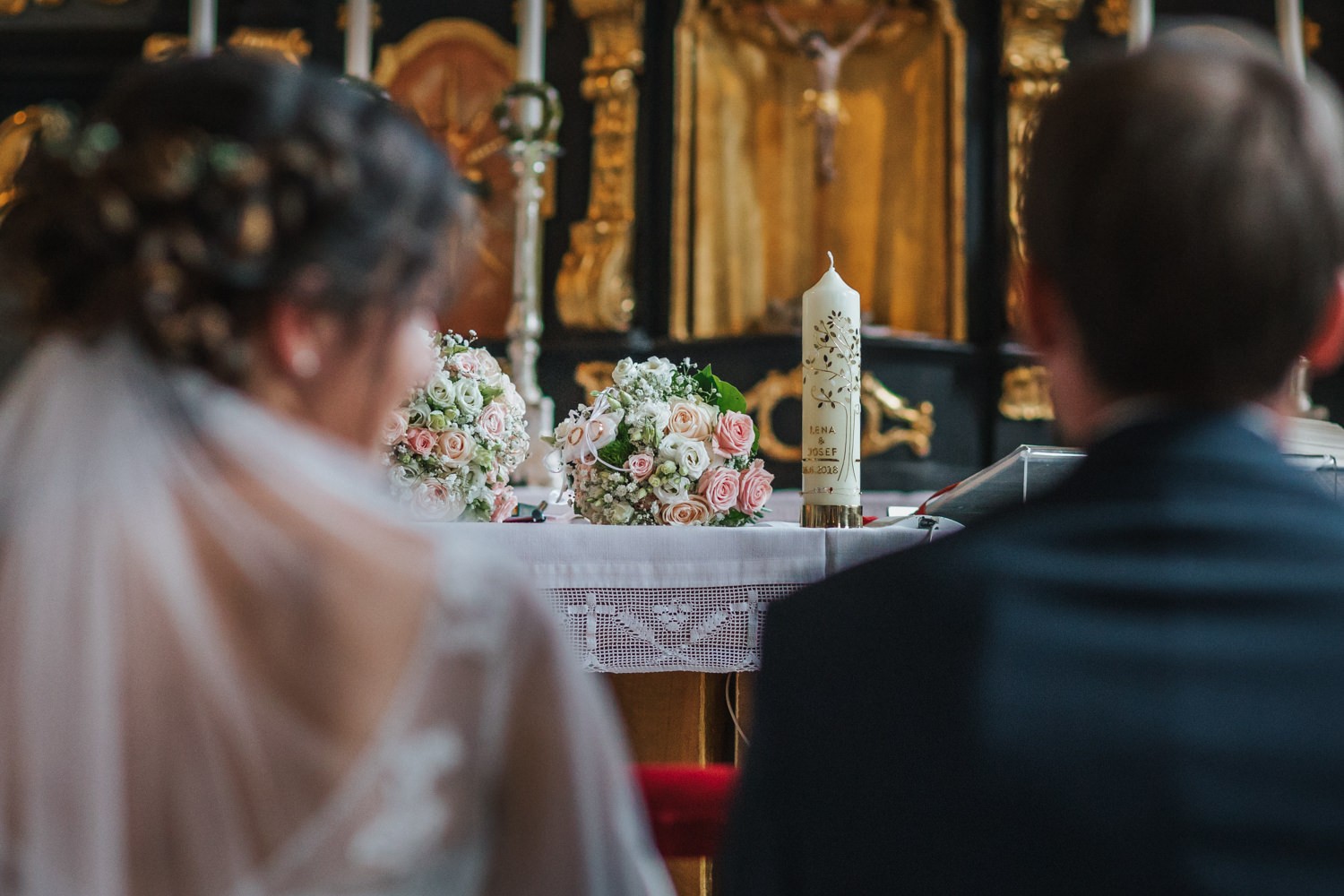 Hochzeit in Osterhofen, kirchliche Trauung in Arbing, Brautstrauss und Kerze