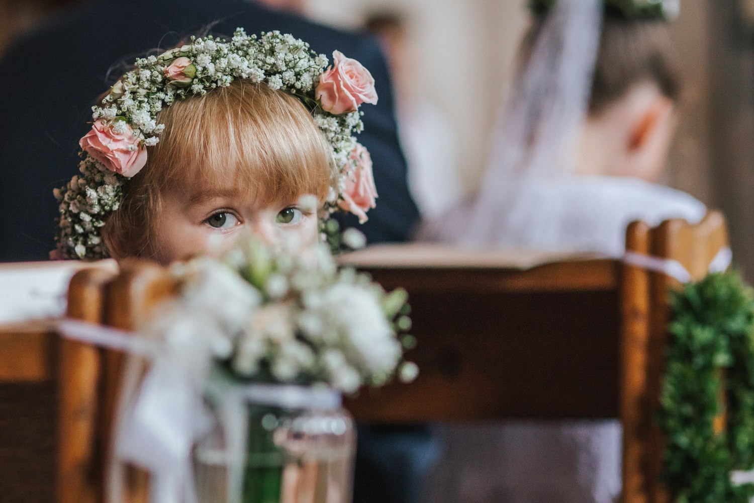 Hochzeit in Osterhofen, kirchliche Trauung in Arbing, ein Blumenmädchen schaut zur Kamera