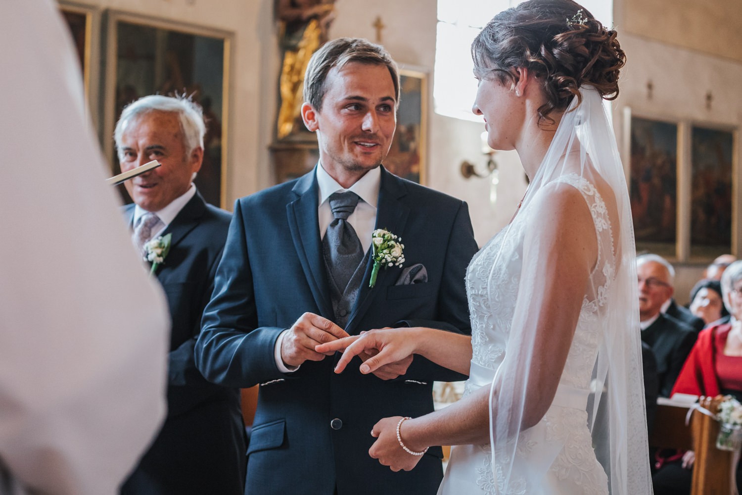 Hochzeit in Osterhofen, kirchliche Trauung in Arbing, der Bräutigam steckt der Braut den Ring an