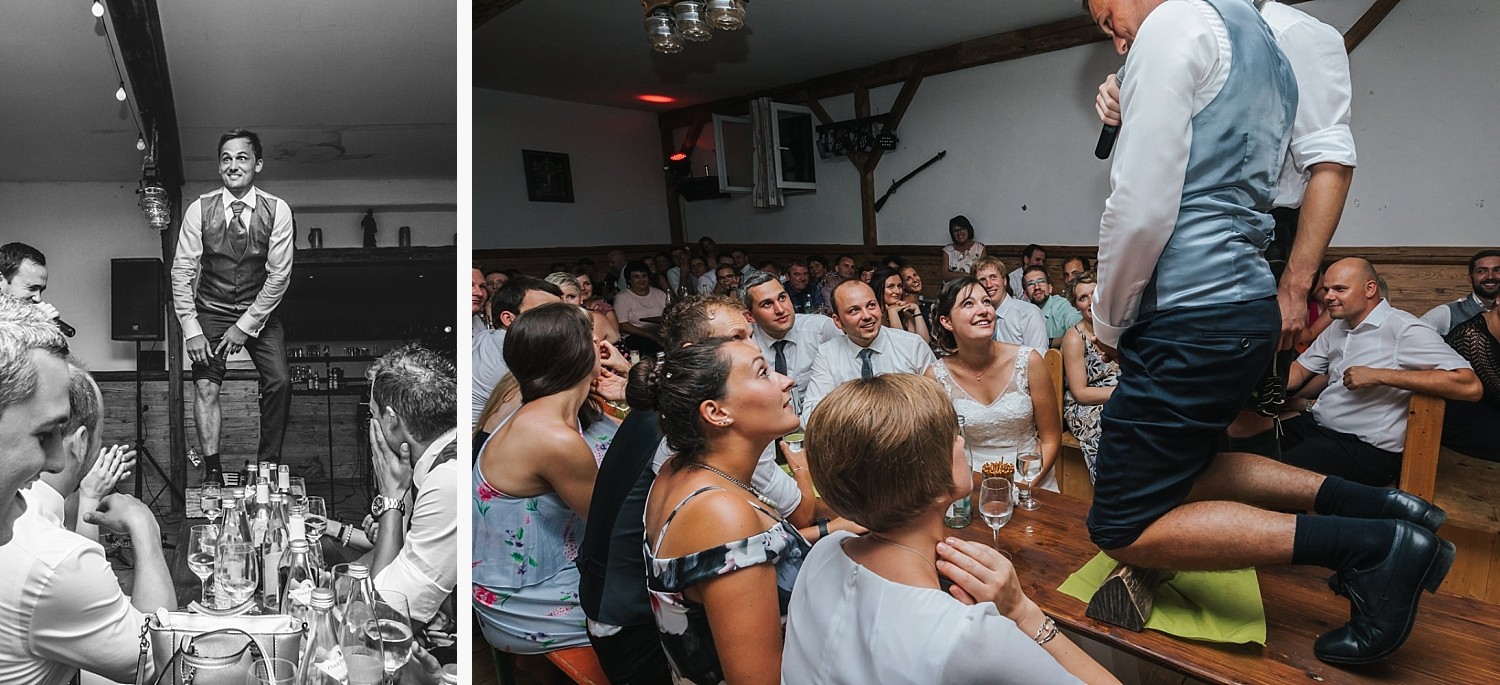 Hochzeit im Nothaftgewöbe Hengersberg, Deggendorf, Bräutigam muss sich während des Brautstehlens auf einen Holzscheid knien