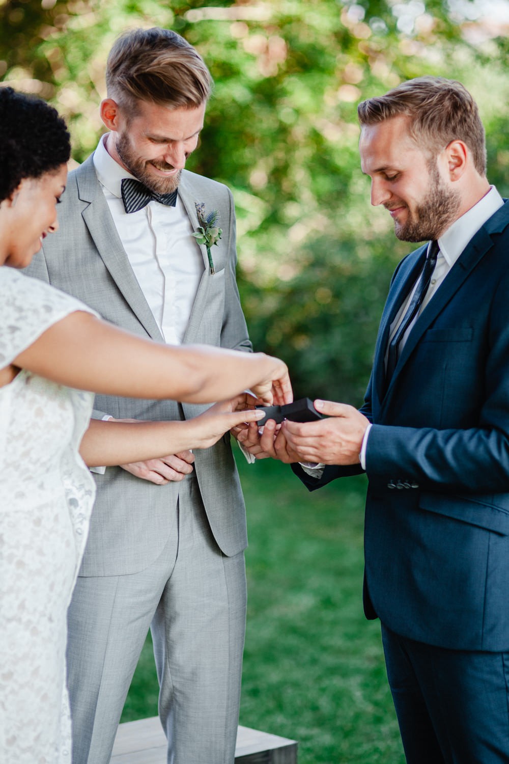 Hochzeit in Dobbrikow, freie Trauung, Brautpaar und Trauzeuge bei der Ringübergabe