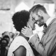 Hochzeit in Dobbrikow, freie Trauung, Brautpaar küsst sich