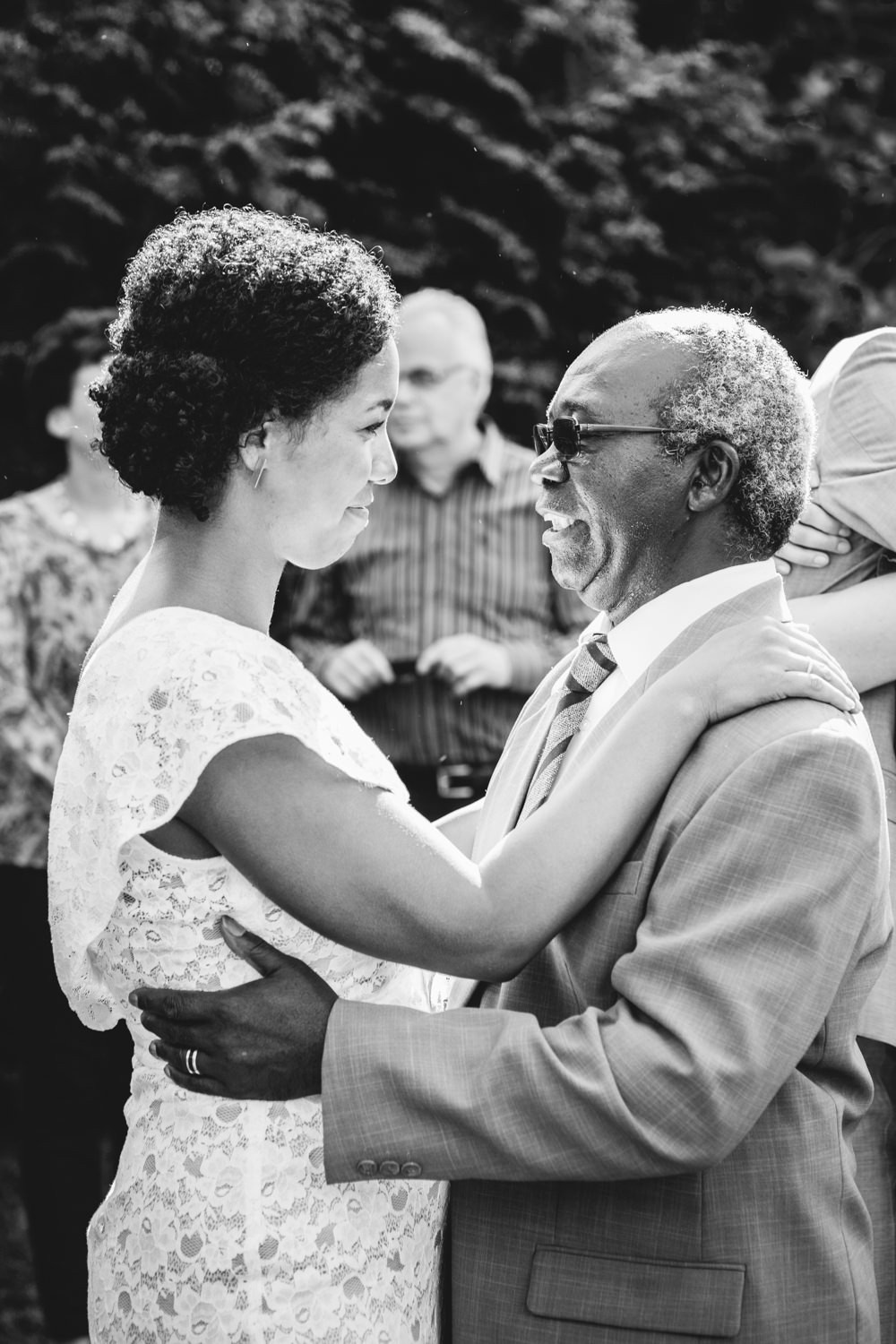 Hochzeit in Dobbrikow, Braut umarmt ihren Vater