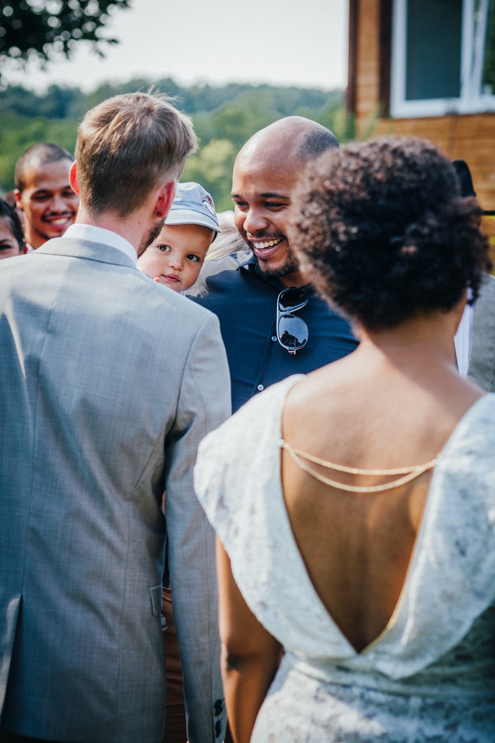 Hochzeit in Dobbrikow, Bräutigam spricht mit Gästen