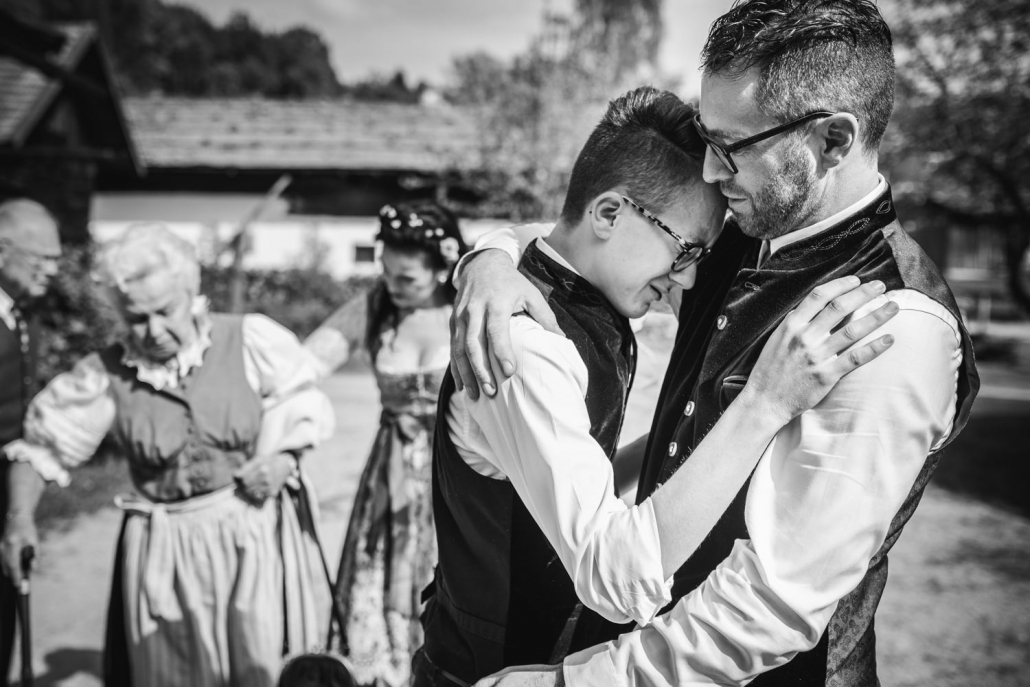 standesamtliche Hochzeit im Museumsdorf Tittling, Sohn umarmt seinen Vater