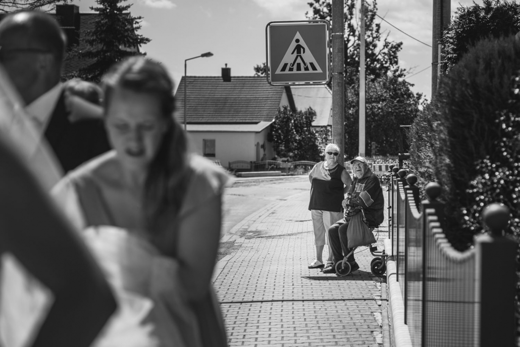 Hochzeit in Grimma, Passanten beobachten die ankommende Braut