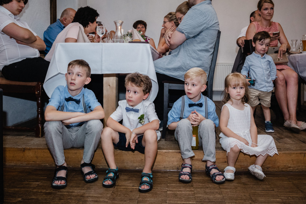 Hochzeitsfeier im Nothaftgewölbe Hengersberg, Kinder sitzen am Bühnenrand und schauen sich eine Darbietung an
