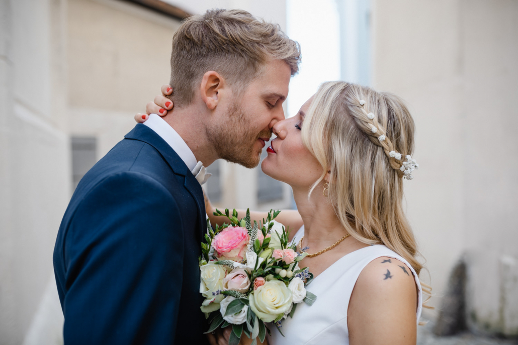 standesamtliche Hochzeit in Passau, Paarshooting, das Brautpaar will sich küssen