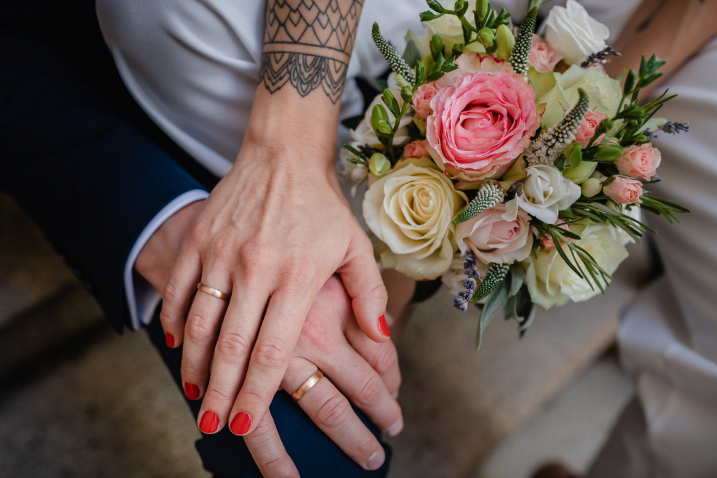 standesamtliche Hochzeit in Passau, Paarshooting, Nahaufnahme der Hände des Brautpaares mit den Ringen