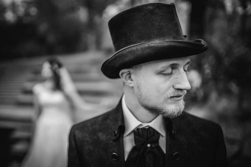 Hochzeit in Deggendorf, Donaupromenade, Bräutigam steht mit geschlossenen Augen da