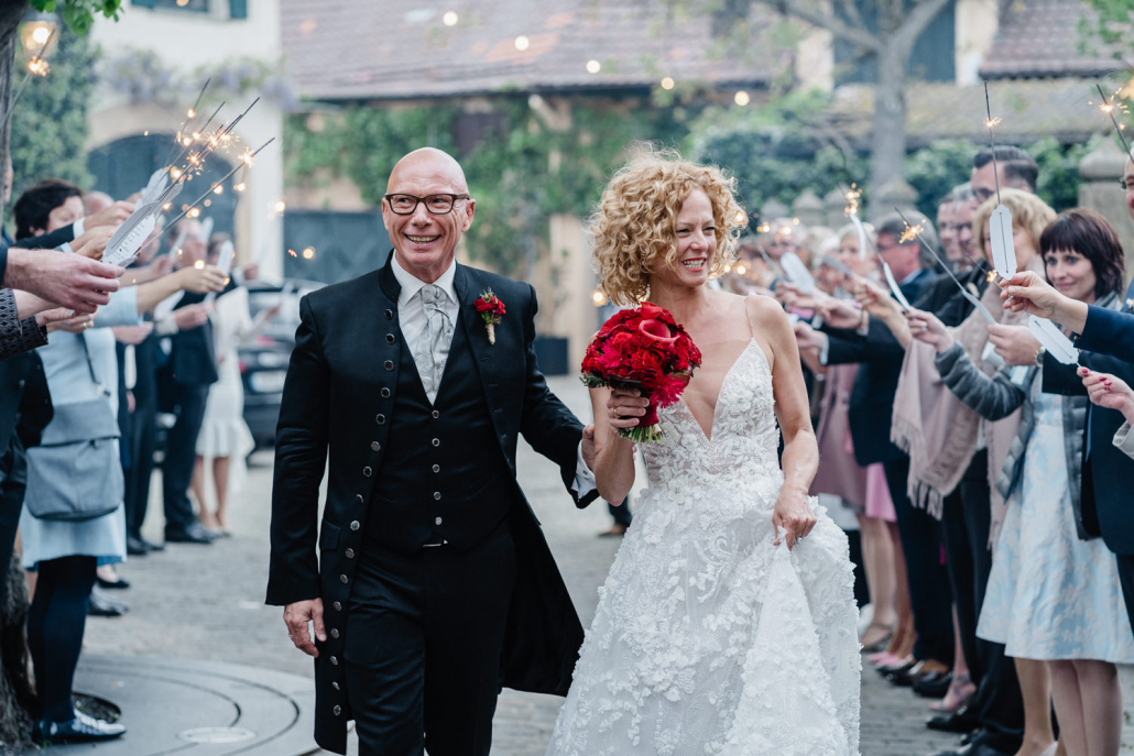 Hochzeit im Deidesheimer Hof, Brautpaar läuft durch ein Spalier von Gästen mit Wunderkerzen in der Hand