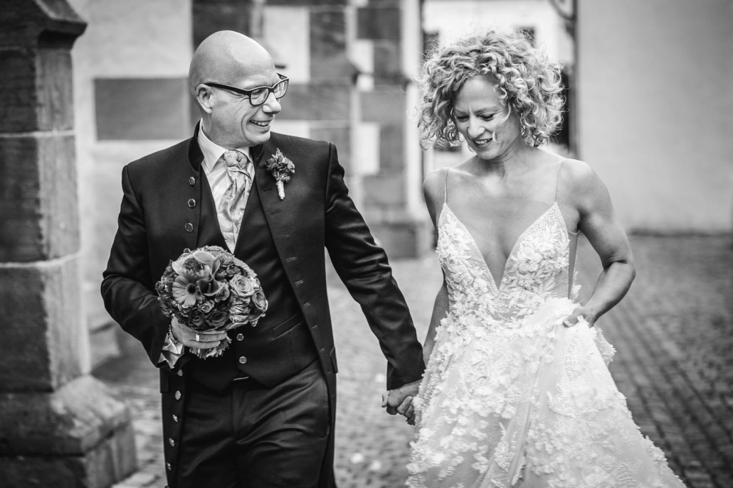 kirchliche Hochzeit in Deidesheim, Brautpaar läuft der Kirche entlang
