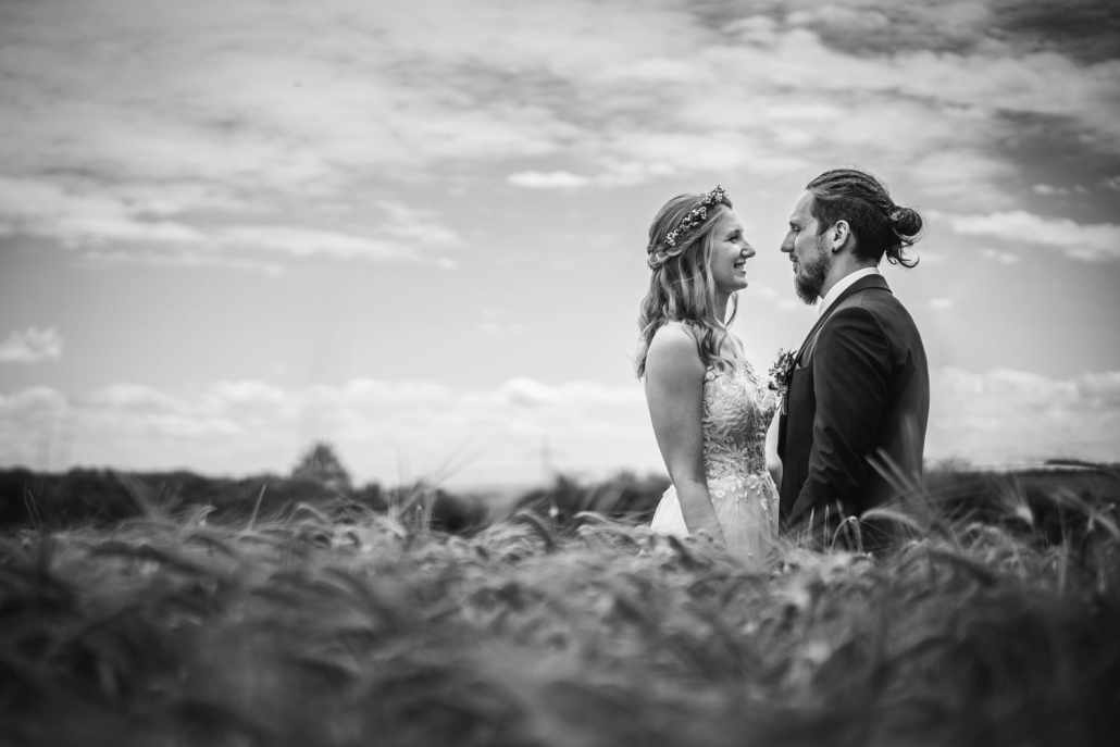 Hochzeit in Fürstenzell und Untersimbach, Paarshooting, Brautpaar schaut sich an und lächelt