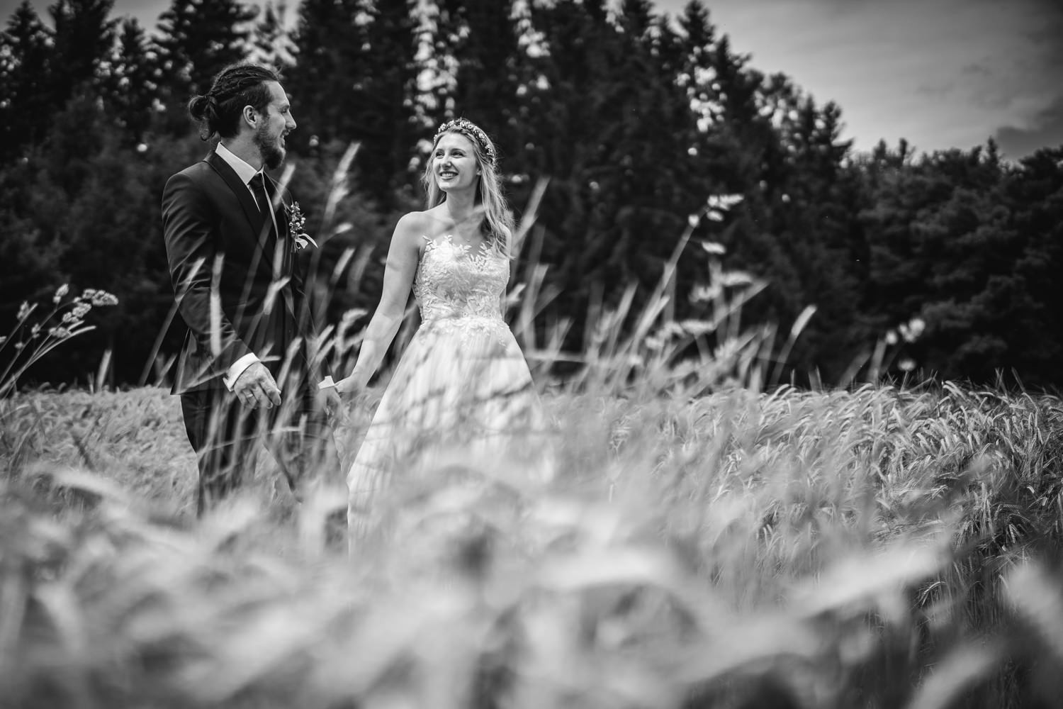 Hochzeit in Fürstenzell und Untersimbach, Paarshooting, Brautpaar läuft durch ein Kornfeld