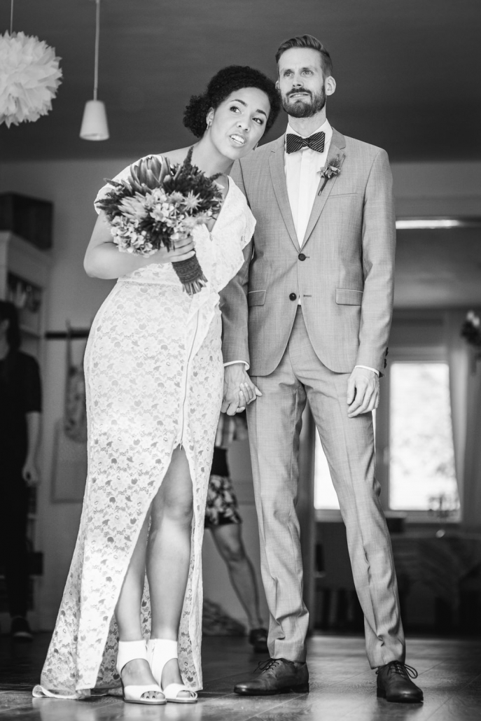 Hochzeit im Haus am Bauernsee, Dobbrikow, Brautpaar schaut in Richtung der Gäste