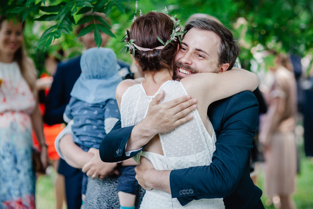 Hochzeit in Mecklenburg-Vorpommern, das brautpaar wird von einem Gast umarmt