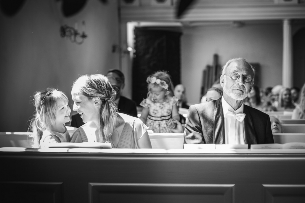 Hochzeit in Grimma, die Gäste der Trauung blicken andächtig herum
