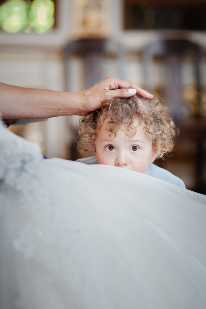 Hochzeit in Grimma, der Sohn der braut lässt sich während der Trauung über den Kopf streicheln