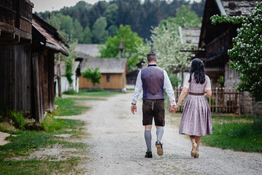 standesamtliche Trauung im Museumsdorf Tittling, das Brautpaar läuft Hand in Hand zum Standesamt