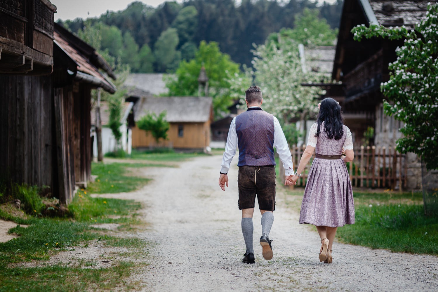 standesamtliche Trauung im Museumsdorf Tittling, das Brautpaar läuft Hand in Hand zum Standesamt