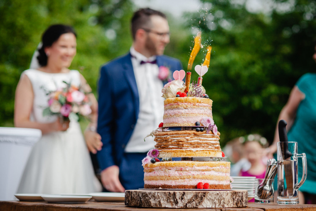 Hochzeit auf Gut Aichet, Nahaufnahme der Hochzeitstorte