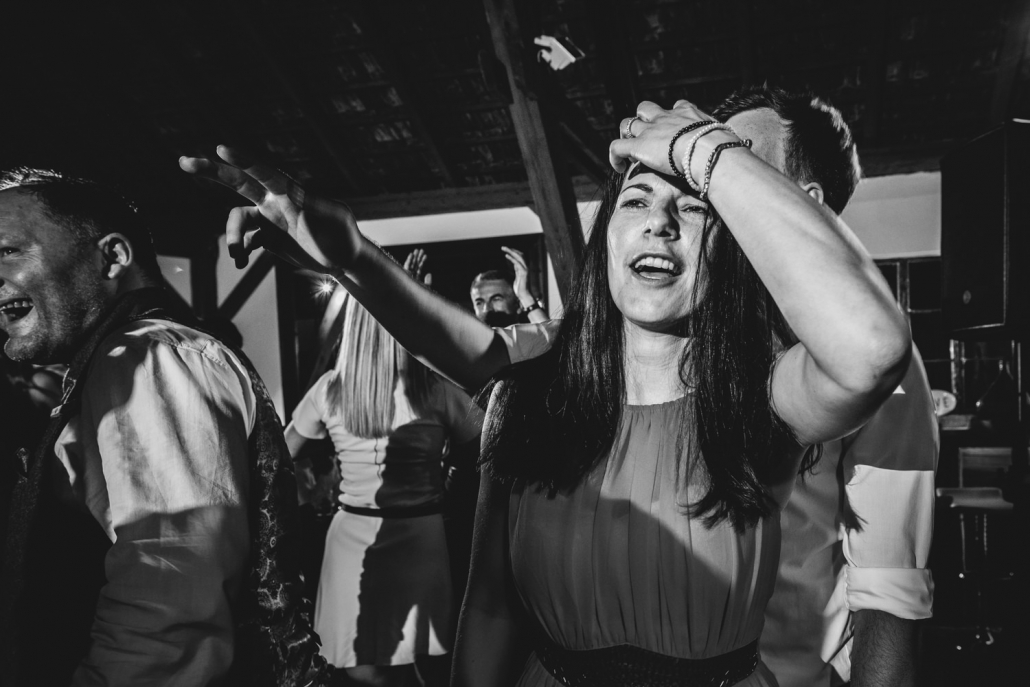 Hochzeit Gut Aichet in der Nähe von Passau, ein weiblicher Gast tanzt wild bei der Party