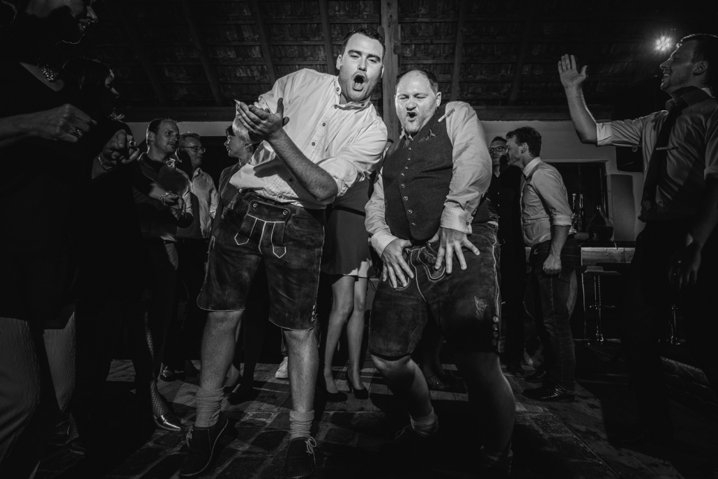 Hochzeit auf Gut Aichet, Passau, 2 Gäste tanzen bei der Party