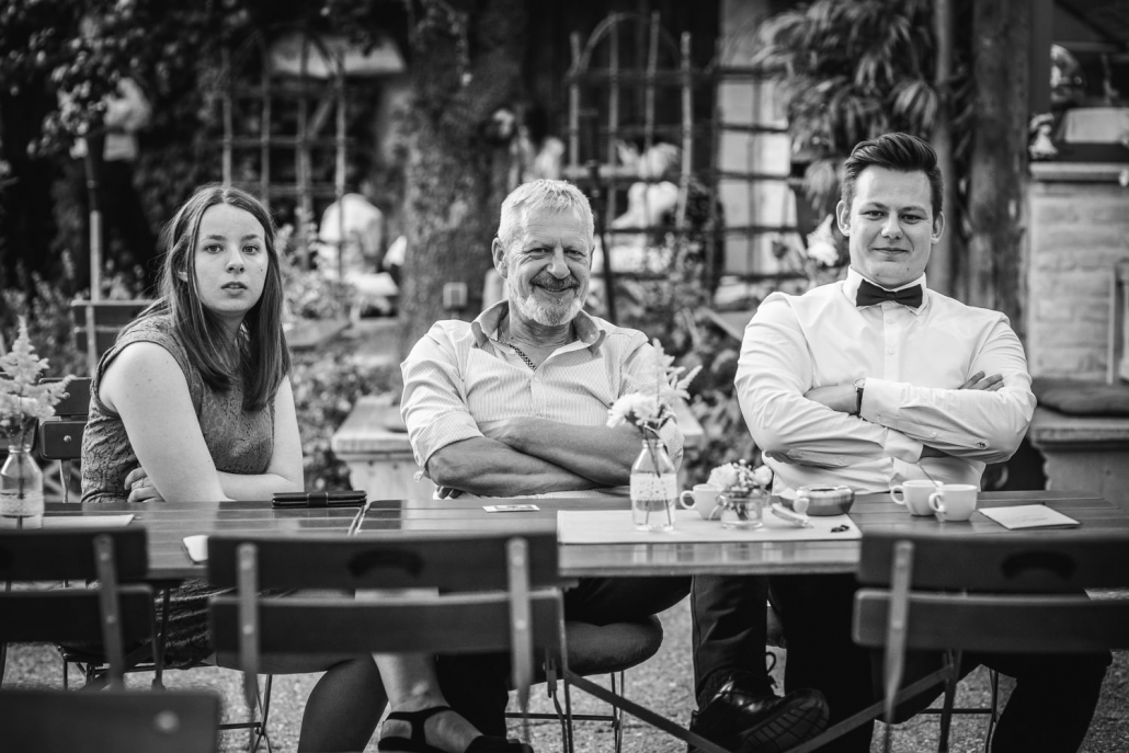 Hochzeit im Nothaftgewölbe Hengersberg, Deggendorf, 3 Gäste mit verschränkten Armen blicken in die Kamera