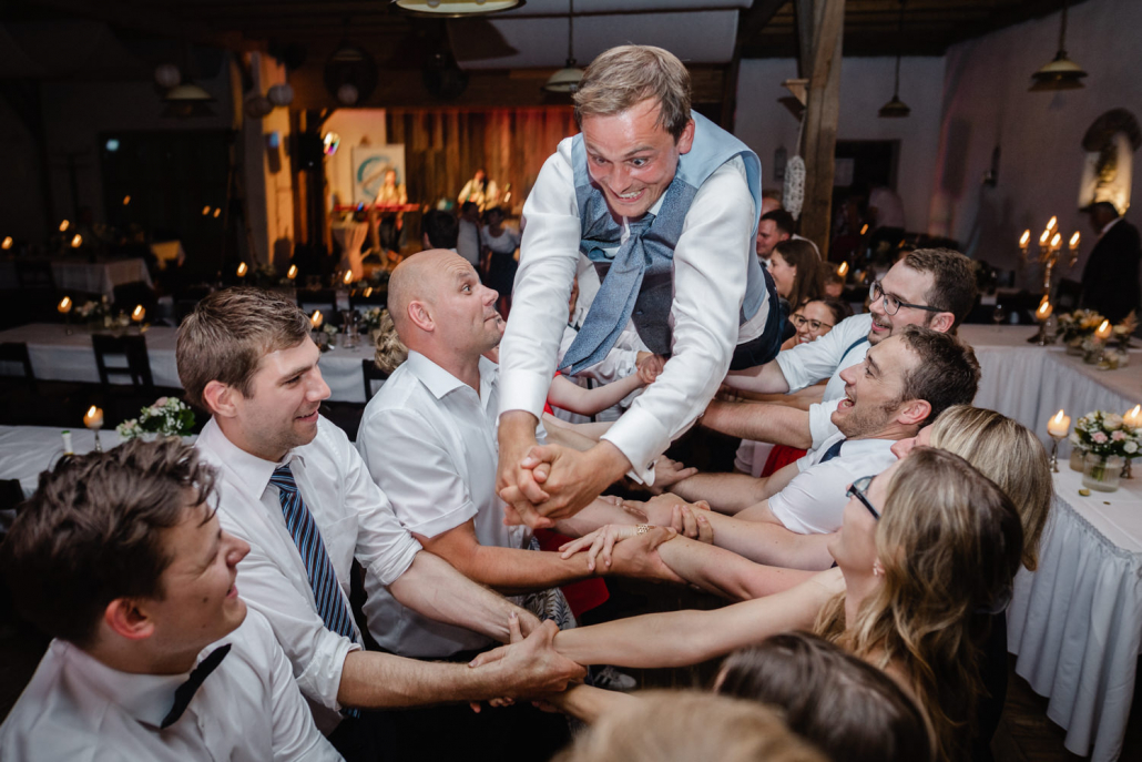 Hochzeit im Nothaftgewölbe Hengersberg, der bräutigam wird von den Gästen in die Luft geworfen